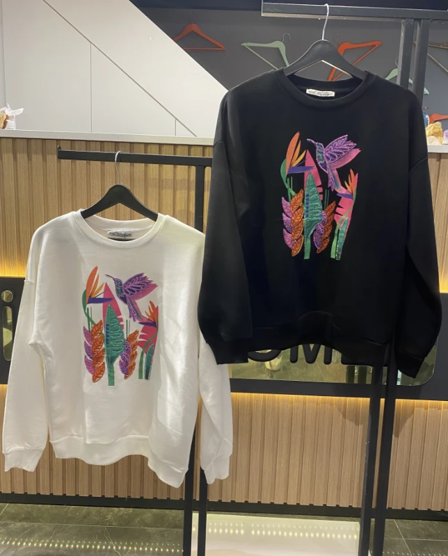 Renkli Kuşlu Sweatshirt